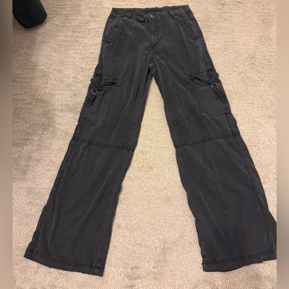 American eagle women’s Black Cargo Pants size 4